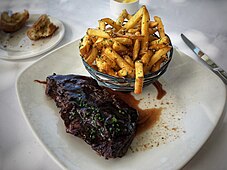 Steak frites được chế biến bằng thịt bò sườn tại một nhà hàng ở San Francisco
