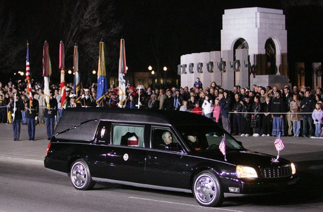 Hearse with Ford's body pauses at the World War II Memorial