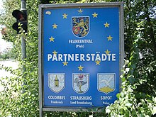 Tafel mit den Wappen der Partnerstädte