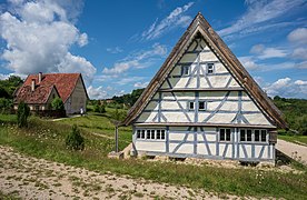 Weberhaus (Giebelseite) mit Umgebung