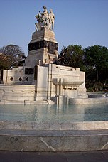 Fuente china donado por la colonica China con motivo del centenario de la inmigración china al Perú.