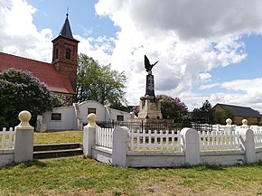Gadegast - Denkmäler Befreiungs- und Weltkriege auf der Nordseite der Kirche von geo.hlipp.de.jpg