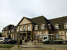 Le bâtiment voyageurs et la place de la Gare.