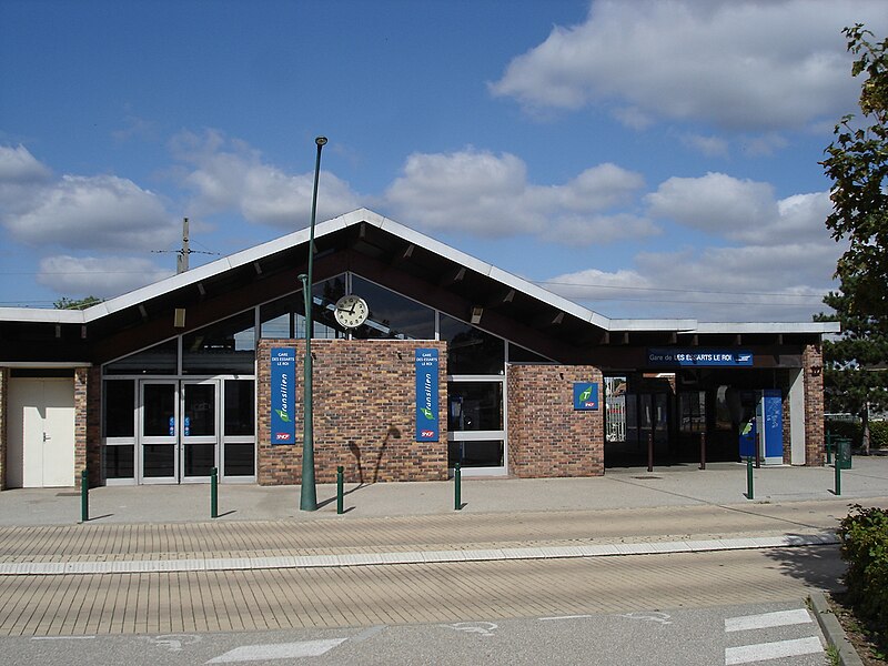 File:Gare des Essarts-le-Roi (78) - Bâtiment voyageurs.jpg