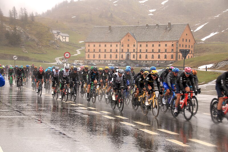 File:Giro d'Italia on Simplonpass 20 May 2023 06.jpg