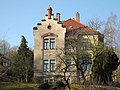 Fabrikantenvilla mit Sonnenuhr und Einfriedung