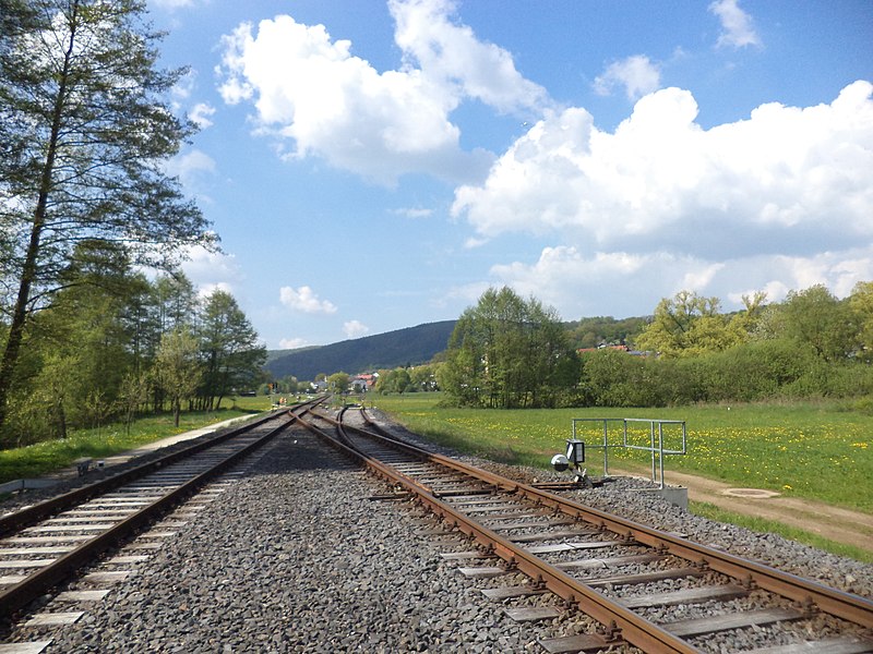 File:Gleise der Kahlgrundbahn.JPG