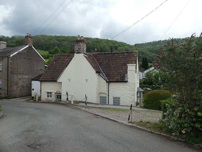 File:Glen Wye, Brockweir.jpg