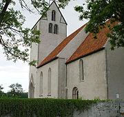 Kyrkan med kor, långhus och tornet från öster.