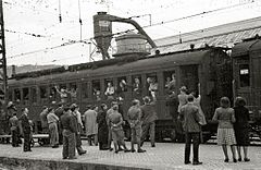 Grupo de exiliados franceses tomando un tren en la estación del Norte (6 de 9) - Fondo Car-Kutxa Fototeka.jpg