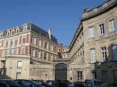 Entrée donnant sur la place Bardineau