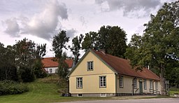 Hörjagården med kyrkan i bakgrunden