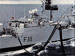 HMNZS Otago (F111) заправляется в море в 1968 году. Jpg