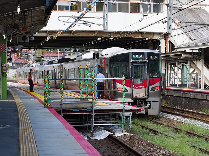 File:Hachihonmatsu Station temporary platform 2018-09-02.jpg