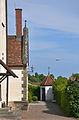 in der Bildmitte Kapelle in der Kirchhofecke, im Hintergrund ein Zeppelin NT