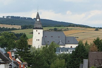 Die evangelische Kirche, deren älteste Teile aus dem 11. Jahrhundert stammen, prägt das Stadtbild