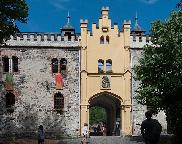 File:Hauenštejn - brána.jpg - Wikimedia Commons