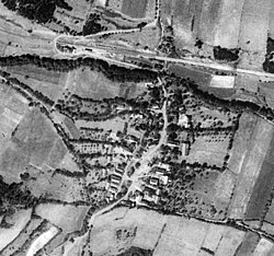 Letecký snímek vesnice z 50. let 20. století