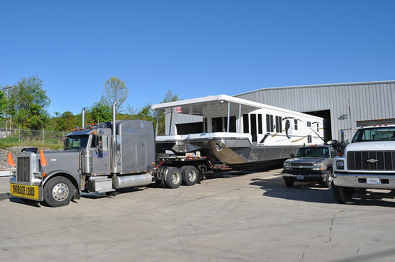 File:Houseboat on the move Monticello, KY 05.JPG