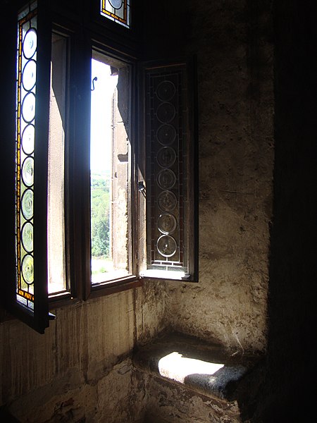 File:Hunedoara Castle (window).jpg