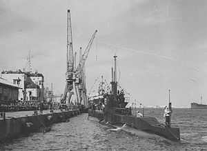 הצוללת אח"י רהב מגיעה לטקס קבלת הפנים, ברציף הראשי של נמל חיפה, 15 יוני 1960.
