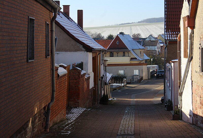 File:Ichstedt, die Straße "Zum Alten Turm".jpg