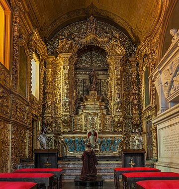 Capela barroca dedicada a Nossa Senhora da Imaculada Conceição dentro da igreja de Santo Antônio no Rio de Janeiro, Brasil. A pedra fundamental da igreja foi lançada no dia 4 de junho de 1608, mas as obras se estenderam até 1620. O interior da igreja é bastante simples e tradicional, de forma retangular e com uma só nave. (definição 3 217 × 3 217)