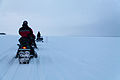 עברית: אופנועי שלג על אגם אינארי הקפוא English: Snowmobiles on frozen Lake Inari