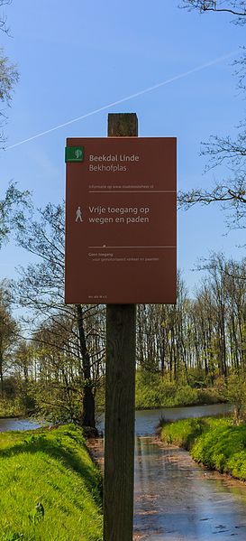 File:Informatiebord. Locatie, natuurterrein Beekdal Linde Bekhofplas.jpg