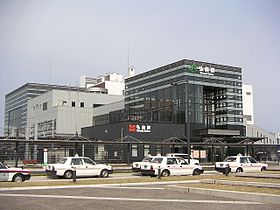 Ön planda taksi durağı bulunan tren istasyonu girişinin renkli fotoğrafı