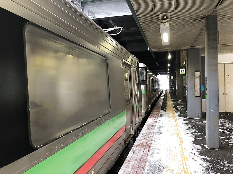 File:JR Hokkaido 731&735 Local train (Teine, 2020-02-10).jpg