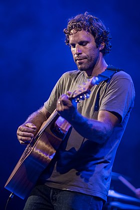 Jack Johnson, cantor e multi-instrumentista americano, em uma apresentação no Waikiki Shell em Honolulu, Havaí, em 2014. Hoje ele completa quarenta anos. (definição 2 955 × 4 426)