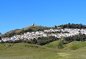 Jimena de la Frontera - widok miasta z ruinami zamku (castillo)