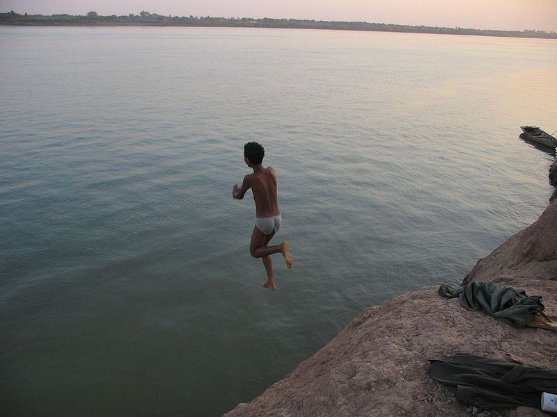 File:Jump into Mekong.jpg