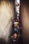 Niños jugando en un callejón de Kafr el Sheij (Egipto).