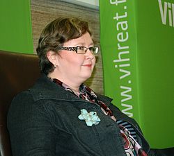 Katri Sarlund johtaa puhetta Vihreiden puoluevaltuuskunnan kokouksessa Kotkassa 2008.