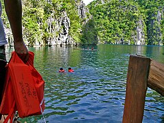Danau Kayangan, dijuluki sebagai danau terbersih di Asia.[5][6]