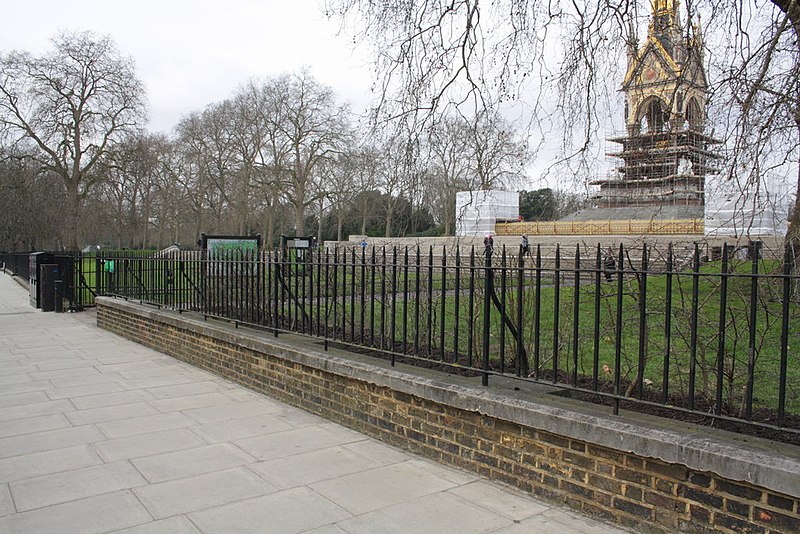 File:Kensington Gore wall opposite the Royal Albert Hall - geograph.org.uk - 3357422.jpg