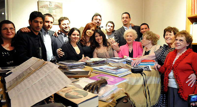 File:Kirchner con Abuelas y nietos recuperados.jpg