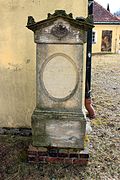 11 tombs on the church wall (single monument for ID no. 08985434)