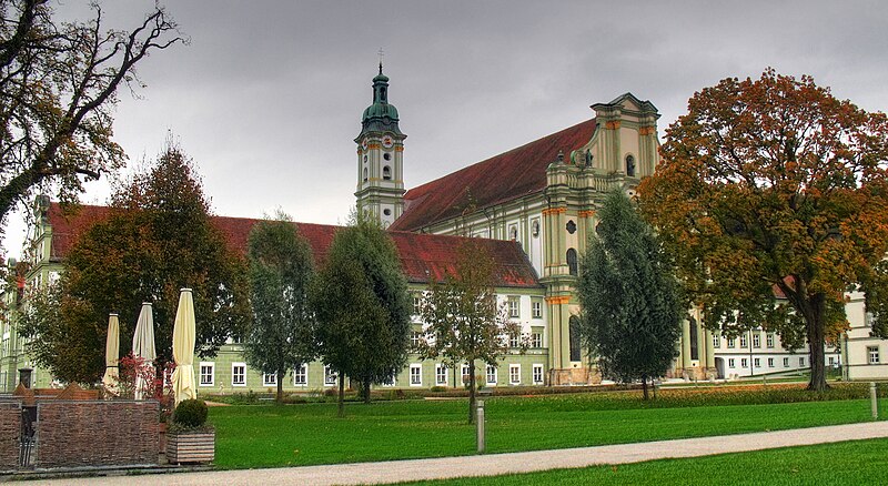 File:Klosterkirche St. Mariä Himmelfahrt im Herbst.jpg