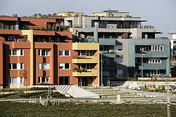 A 2002-2007 között épült Tóváros lakópark újépítésű társasházai a 2005-ben mesterséges látványtóvá (Kána-tó) duzzasztott Hosszúréti-patak északi oldalán[1]