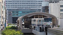 北九州モノレール平和通駅、奥に小倉駅