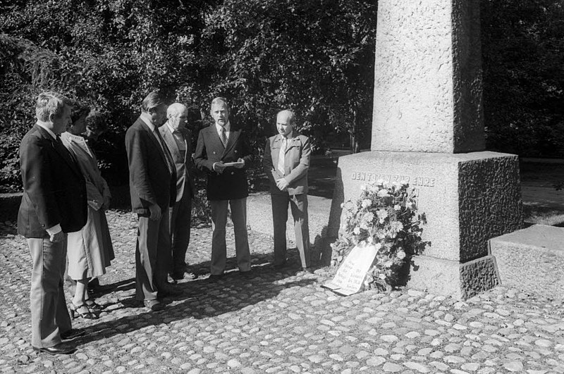 File:Kranzniederlegung des Deutschen Gewerkschaftsbundes (DGB) am Hochkreuz auf dem Nordfriedhof (Kiel 69.986).jpg