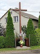 Krzyż w centrum Piotrowic.jpg