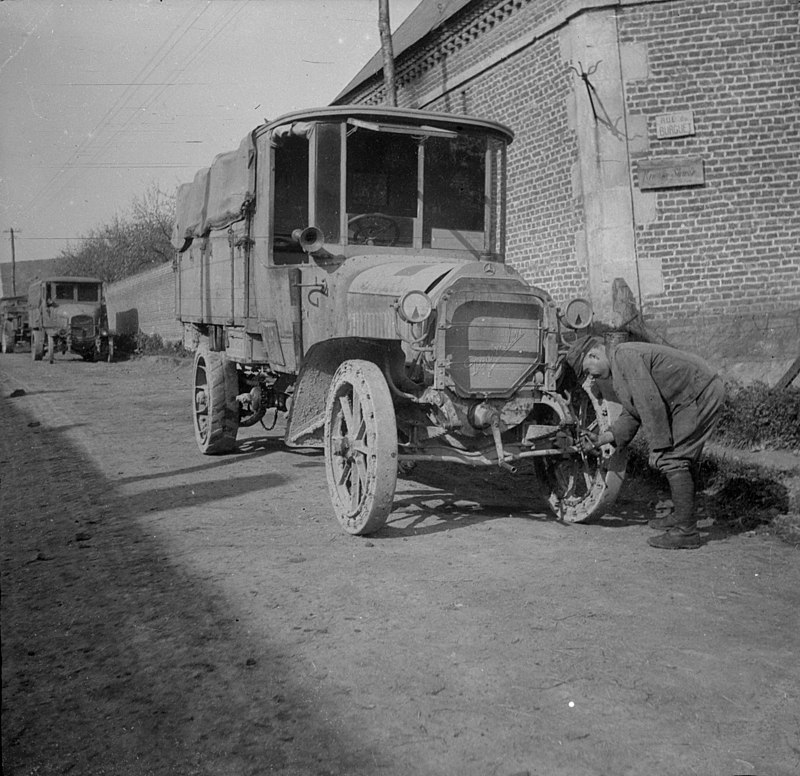 Die Geschichte der deutschen Nutzfahrzeugindustrie von 1895 bis 1945 800px-LKW_Daimler%2C_ca._1918