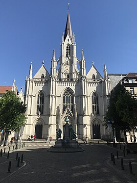 Kostel Saint-Boniface z náměstí.