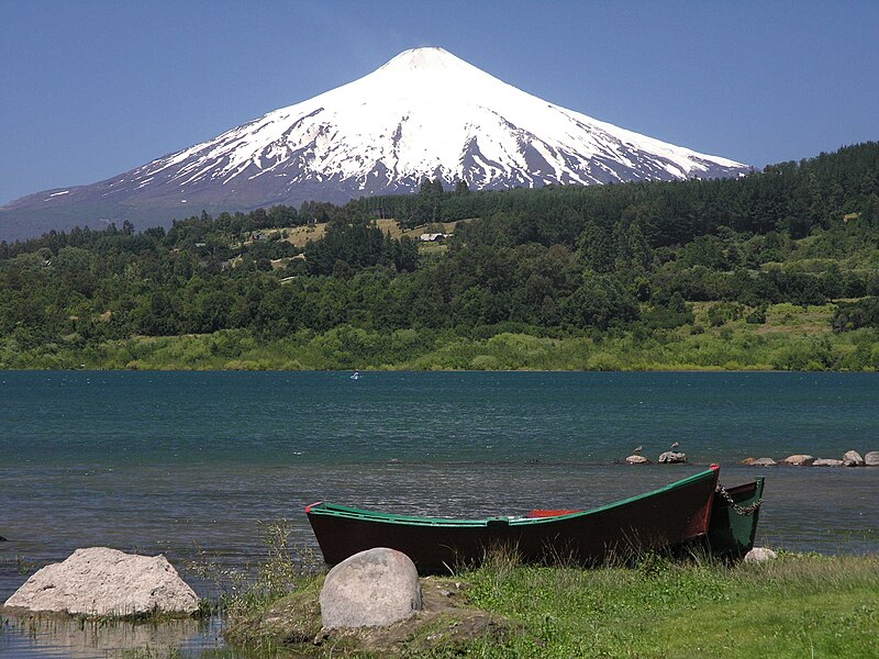 File:Lago Villarrica mit Vulkan Villarrica.jpg