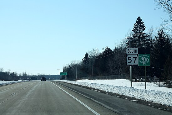 Okruhová prohlídka Lake Michigan Circle Sign v Nasewaupee podél rozšířené dálnice