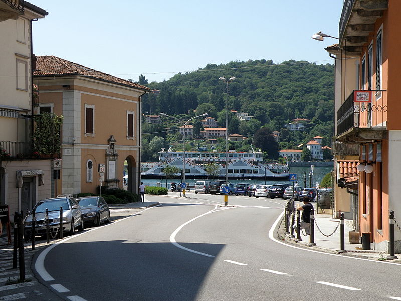 File:Laveno Via Roma 1.JPG